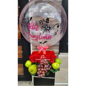 Cubo de rosas con frutas
